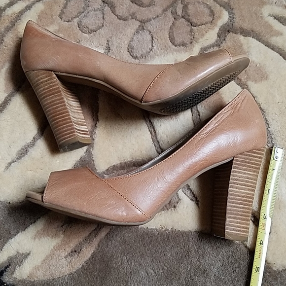 Moda Tan peeptoe stack heel. - Picture 2 of 4